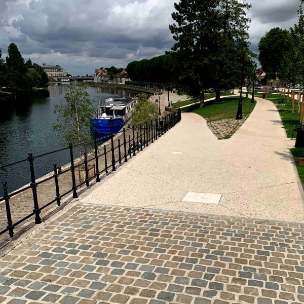 La place des drap�s et Quai Landry - Sens